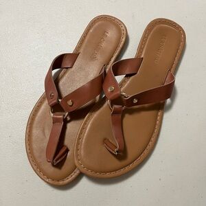 NWOT Le Chateau thong sandal